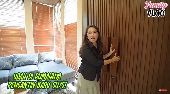 Sebuah pintu kayu yang bersar menjadi vocal point tersendiri pada rumah Vicky dan Kalina. (Foto: YouTube/Ussy Andhika Official)