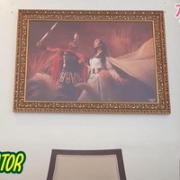 Foto-foto tematik pasangan yang baru menikah ini ikut menghiasi beberapa sudut rumah. (Foto: YouTube/Ussy Andhika Official)