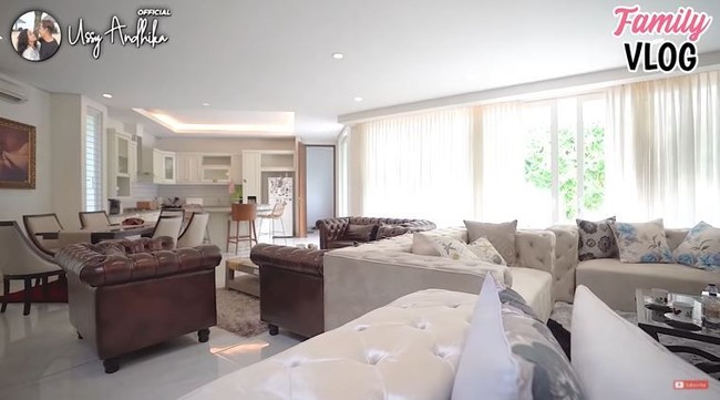 Dengan model asimetris, bangunan tersebut tak terasa kaku. Kombinasi interior bergaya modern dan klasik membuat rumah terlihat kian unik. (Foto: YouTube/Ussy Andhika Official)
