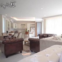 Dengan model asimetris, bangunan tersebut tak terasa kaku. Kombinasi interior bergaya modern dan klasik membuat rumah terlihat kian unik. (Foto: YouTube/Ussy Andhika Official)