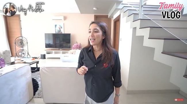 Rumah Vicky dan Kalina dilengkapi jendela-jendela kaca besar sehingga memungkinkan cahaya alami masuk dan menerangi ruangan. (Foto: YouTube/Ussy Andhika Official)