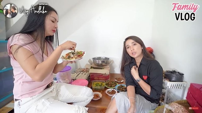 Selain dapur bersih, terdapat pula dapur kotor yang dilengkapi sebuah spot seperti angkringan untuk menikmati hidangan rumahan. (Foto: YouTube/Ussy Andhika Official)