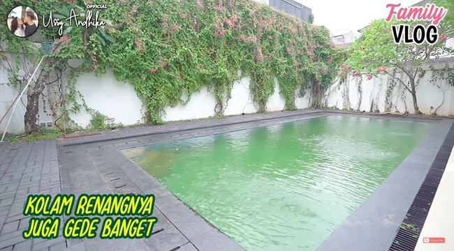 Bukan rumah mewah namanya tanpa kolam renang. Rumah Vicky Prastyo dan Kalina Ocktaranny pun memiliki kolam renang. (Foto: YouTube/Ussy Andhika Official)