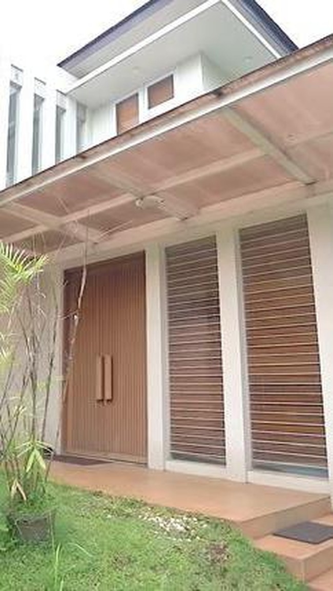 Inilah bagian depan rumah Vicky Prastyo dan Kalina Ocktaranny. Tampak arsitektur bangunan tersebut bergaya minimalis dengan sentuhan kayu. (Foto: YouTube/Ussy Andhika Official)