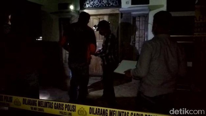 Seorang wanita ditemukan tewas di sebuah rumah Desa Gondanglegi Kulon, Kecamatan Gondanglegi, Kabupaten Malang. Diduga wanita itu, korban pembunuhan.