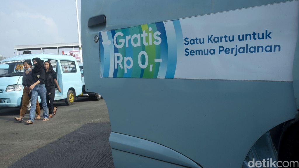 JakLingko bekerja sama dengan Suzuki Indonesia hadirkan angkutan kota ber-AC di Ibu Kota. Kehadiran angkot AC itu diharapkan beri rasa nyaman bagi penumpang.