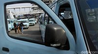 Sejumlah angkutan kota (angkot) terparkir di Terminal Kampung Melayu, Jakarta, Jumat (4/6/2021).  