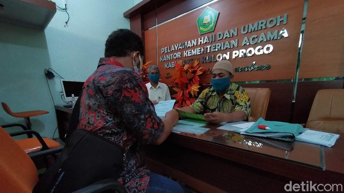 Suasana pelayanan haji dan umroh di Kantor Kementerian Agama, Kulon Progo, DIY, Jumat (4/6/2021).