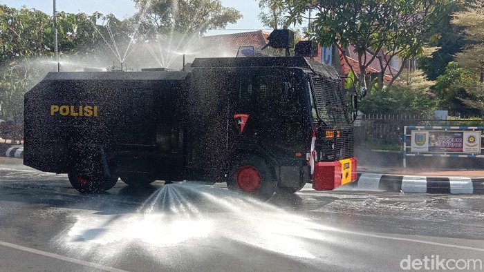 Suasana penyemprotan disinfektan di jalan kawasan alun-alun Kudus, Jumat (4/6/2021).