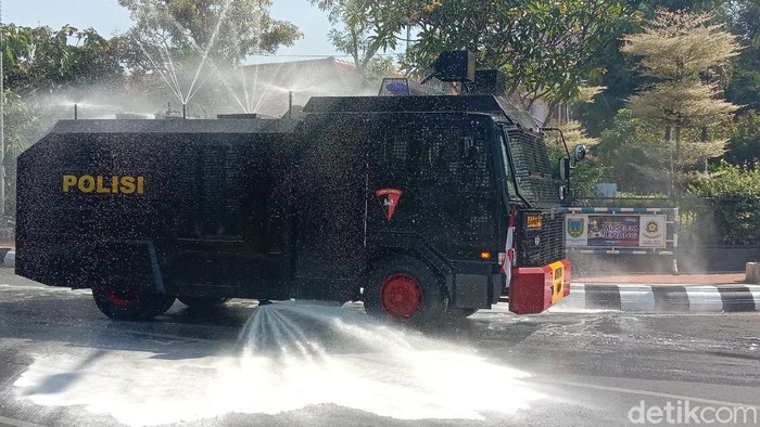 Suasana penyemprotan disinfektan di jalan kawasan alun-alun Kudus, Jumat (4/6/2021).