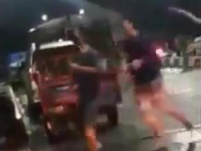 Video kelompok remaja di Surabaya berlarian membawa celurit viral di media sosial. Mereka hendak menggelar tawuran antargeng.