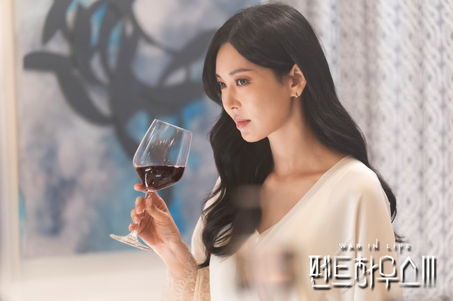 Karakter Kim So Yeon dalam drama Korea The Penthouse, Cheon Seo Jin pantas disebut cegil. Ratu Hera Palace itu berselingkuh dengan Joo Dan Tae (pemain Uhm Ki Joon) sampai akhirnya ketahuan istri sah, Shim Su Ryeon (pemain Lee Ji Ah). Banyak netizen yang geram karena popularitas The Penthouse di Indonesia. Foto: dok. SBS