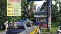 Foto: TKP penusukan polisi di Palembang. Garis polisi juga sudah dipasang di lokasi penusukan polisi tersebut. (Syahbana-detikcom)