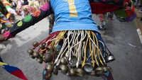 Warga akan berparade di sekitar alun-alun kota mengenakan kostum merah dan topeng, menari mengikuti irama.  