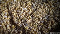 Seperti diketahui, kenaikan harga kedelai impor turut berdampak pada proses produksi dan penjualan tempe. Kementerian Perdagangan pun memberi sinyal akan kenaikan harga tahu dan tempe karena harga kedelai dunia masih cukup tinggi.