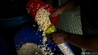 Direktur Jenderal Perdagangan Dalam Negeri Kementerian Perdagangan, Oke Nurwan memperkirakan, dengan kondisi harga kedelai saat ini maka harga tempe akan mengalami penyesuaian menembus harga Rp17.000 per kg dari sebelumnya Rp16.000 per kg. 