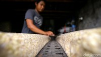 Dengan kondisi tersebut maka landed price berada di kisaran Rp9.376 per kg sementara di tingkat importir berada di kisaran Rp10.206 per kg. Bahkan, menurut para pengrajin tahu dan tempe di beberapa wilayah, harga kedelai telah mencapai Rp11.000 per kg.  