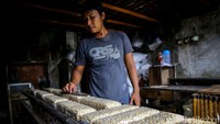 Sementara itu, kenaikan harga kedelai yang terjadi sejak awal Januari 2021 lalu berdampak pada para perajin tempe dan tahu yang merupakan dua makanan berbahan baku kedelai.  
