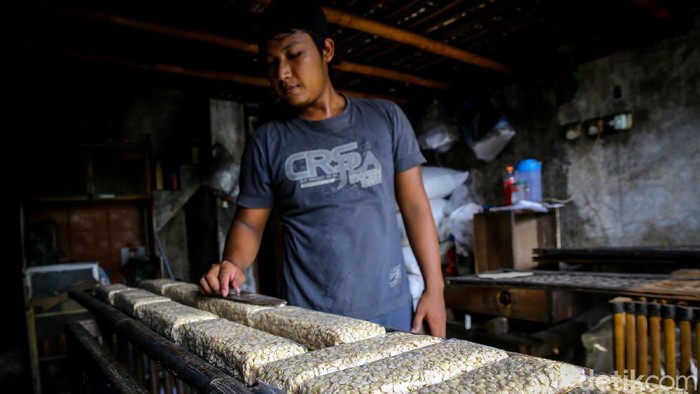 Kenaikan harga kedelai impor berdampak pada harga tempe dipasaran. Kementerian Pedagangan pun memberi sinyal bahwa harga tahu dan tempe akan kembali naik.