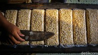 Akibat kenaikan harga kedelai dunia tersebut tak sedikit perajin yang menghentikan produksi tempe.