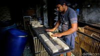 Seorang pekerja tengah memproduksi tempe di Jakarta, Jumat (4/6/2021).