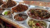 Istilah ‘ada harga ada mutu’, mungkin cocok disematkan pada Warteg Gang Mangga. Bagi sebagian orang, Warteg Gang Mangga punya kisaran harga yang mahal atau bahkan fantastis untuk ukuran nasi rames warteg. Tapi semua itu terbayarkan dengan cita rasa makanan yang enak, bahan-bahan makanan yang segar, dan porsinya yang tak pelit. Foto: detikFood
