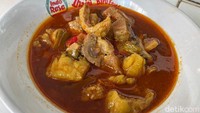 Menu yang satu ini terbilang jarang disajikan di warteg, meski populer di Tegal. Namanya rawon Tegal. Dari segi warna dan bahan berbeda jauh dengan rawon yang identik sebagai rawon berkuah hitam dari Jawa Timur. Foto: detikFood