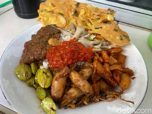 Porsi Royal Harga Murah, Puas Makan Siang di Warung Nasi Viral Ini