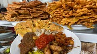 “Setiap harinya di sini kita bisa masak 30-40 lauk ya, tapi yang menu regulernya itu ada sekitar 30 lauk. Seperti oseng kikil, tumis usus, cumi asin, rendang sapi, ikan tongkol, tumis pare, teri kentang, ikan asin, sambel pete, sayur jamur, kangkung dan aneka gorengan,” ungkap Je. Foto: detikFood