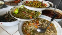 “Di sini itu sistemnya sama kaya warteg lainnya, kita hitung per lauk sesuai yang dipilih pembeli. Rata-rata harga per lauk memang Rp 15.000, yang paling mahal ada ikan tenggiri. Itu harganya Rp 20.000. Kalau yang paling murah, harga lauk di sini ada aneka gorengan seperti tempe, tahu, bakwan itu Rp 3.000 saja,” sambung Je, pegawai di sana. Foto: detikFood