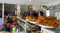 Sering disebut sebagai salah satu warteg paling mahal di Jakarta, tapi popularitas Warteg Gang Mangga tak perlu diragukan lagi. Semua menu makanan disajikan di hadapan pengunjung. Warteg ini selalu ramai di waktu sarapan, makan siang hingga makan malam. Foto: detikFood