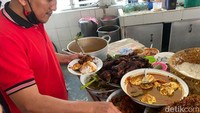 Sejak 43 tahun yang lalu, Warteg Gang Mangga secara konsisten menyajikan aneka makanan enak dan berkualitas selama 24 jam tanpa henti. Semua makanan di sini selalu dimasak baru jika ada stok yang habis terjual. Foto: detikFood