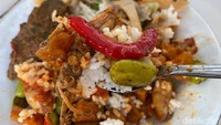 Per porsinya Rp 15.000, pete besar yang polos ditumis dengan sambal balado yang tidak terlalu medok. Tekstur pete masih krenyes renyah, tapi tidak pahit karena sudah ada resapan bumbu dari sambalnya. Pastinya menu sambel pete ini selalu jadi pendamping lauk wajib yang dipesan pelanggan setia di warteg sultan ini. Foto: detikFood