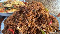 Meski laris manis, Warteg Gang Mangga tak pernah membuka cabang di mana pun. Mereka fokus menyajikan aneka makanan enak berkualitas di warung makan kecil ini sejak dulu. Untuk kelengkapan menu tak perlu khawatir, mau datang siang, sore atau malam semua menu dijamin masih lengkap. Karena mereka selalu masak stok yang habis. Foto: detikFood
