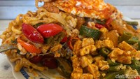“Di sini memang murah, makan banyak atau sedikit tetap murah. Kita per lauk itu ada yang harganya Rp 1.000 - Rp 4.000. Kalau mahal itu paling karena pakai ayam, tapi ayamnya saja cuma Rp 7.000 saja potongannya besar,” pungkas Windy dengan ramah. Foto: detikFood