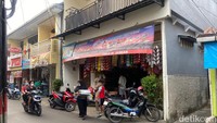 . Meski tampak sederhana dan biasa saja dari luar. Tapi Warteg Kartini I di dalam Pasar Ciplak, Jatinegara. Mampu memanjakan perut pelanggan setianya, dengan 50 variasi menu enak yang mengenyangkan. Foto: detikFood