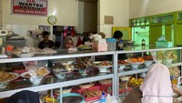 “Warteg Kartini ini sudah buka lebih dari 21 tahun yang lalu. Awal 2000-an, keluarga saya merintis Warteg Kartini ini. Lalu diteruskan oleh keluarga dan saudara sampai sekarang. Tapi semua resep makanan memang asli dari Tegal,” ucap Windy Afifa, salah satu pemilik Warteg Kartini I ke detikFood (05/06). Foto: detikFood