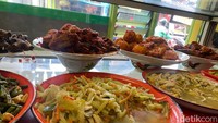 Pegawai di Warteg Kartini I dengan sigap menghitung semua jumlah total makanan yang dipilih pembeli. Porsinya juga tidak pelit, dan modal Rp 7.000 saja, di sini sudah bisa dapat nasi putih, dua jenis sayur tumis, kuah-kuah sepuasnya dan tentu saja sambal terasi yang pedas. Foto: detikFood