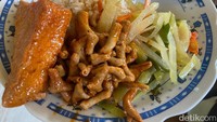 Penggemar makanan enak, jangan kalap saat lihat aneka lauk yang tersusun rapih di etalase kaca Warteg Kartini I. Salah satu menunya ada ayam balado, ayam kecap, gulai ikan, gulai usus, tumis kerang, orek tempe basah, teri melinjo, kentang balado, sate usus dan ati ampela, tumis kangkung, jamur tahu, ikan tongkol hingga ikan kembung. Foto: detikFood