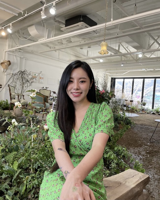 Wheein MAMAMOO memiliki sepuluh tato yang memenuhi lengannya. Mulai dari tulisan “La vie est courte l’art est long”, “Magnolia”, hingga gambar kupu-kupu, bunga, dan potretnya. Foto: dok. Instagram whee_inthemood