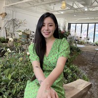 Wheein MAMAMOO memiliki sepuluh tato yang memenuhi lengannya. Mulai dari tulisan “La vie est courte l’art est long”, “Magnolia”, hingga gambar kupu-kupu, bunga, dan potretnya. Foto: dok. Instagram whee_inthemood