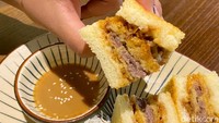 Daging ayamnya lebih tebal dibandingkan daging sapi pada varian beef katsu. Semakin umami dengan cocolan saus sweet BBQ, sehingga menghasilkan perpaduan rasa yang kompleks. Foto: detikcom/Riska Fitria