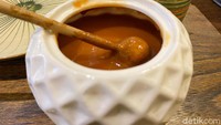 Disajikan wafu sebagai dressing atau saus yang terbuat dari campuran saus apel dan biji wijen. Untuk rotinya dipanggang sedikit kering, sehingga memberikan tekstur renyah tetapi juga terasa lembut. Foto: detikcom/Riska Fitria