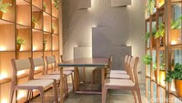 Area restoran Jepang Yuukatsu tidak begitu luas. Menggunakan interior kayu, sehingga memberikan kesan hangat. Areanya dihiasi dengan rak-rak berisi botol wine yang mewah. Foto: detikcom/Riska Fitria