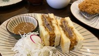 Selain beef katsu, juga ada sando yang berisi chicken katsu. Seporsi chicken katsu dibanderol dengan harga Rp 87.000. Sama seperti beef katsu, varian ini juga disajikan dengan salad dan dressing yang sama. Foto: detikcom/Riska Fitria