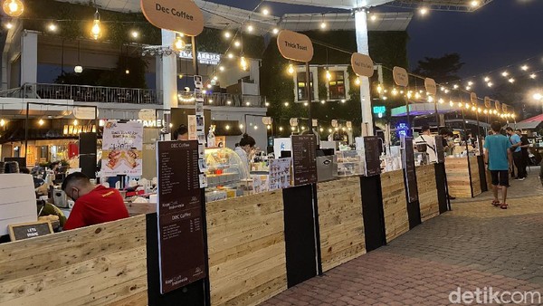 Puluhan tenant kopi ternama turut meramaikan ajang yang digelar bagi penikmat dan pegiat kopi di nusantara tersebut. Puluhan tenant kopi ternama turut meramaikan ajang yang digelar bagi penikmat dan pegiat kopi di nusantara tersebut.