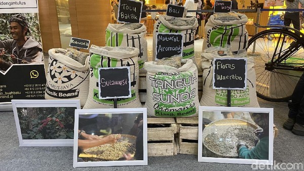Selain bisa menikmati beragam jenis kopi, dalam acara ini pengunjung juga bisa belajar tentang kopi. Selain bisa menikmati beragam jenis kopi, dalam acara ini pengunjung juga bisa belajar tentang kopi.