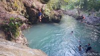 Mereka pun berlomba-lomba mempertontonkan kehebatannya. Air terjun ini memang selalu ramai, khususnya hari Minggu. Sebenarnya, air terjun ini sudah lama menjadi tempat wisata. (Abdy Febriady/detikTravel)