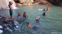 Sejak beberapa pekan terakhir, keberadaan air terjun Uai Turang ramai dikunjungi warga. Ada juga pengunjung yang memilih mendatangi tempat ini sekedar untuk bersantai di pinggiran telaga mini, sembari berswafoto. (Abdy Febriady/detikTravel)