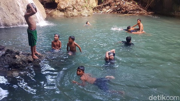 Sejak beberapa pekan terakhir, keberadaan air terjun Uai Turang ramai dikunjungi warga. Ada juga pengunjung yang memilih mendatangi tempat ini sekedar untuk bersantai di pinggiran telaga mini, sembari berswafoto. (Abdy Febriady/detikTravel) Sejak beberapa pekan terakhir, keberadaan air terjun Uai Turang ramai dikunjungi warga. Ada juga pengunjung yang memilih mendatangi tempat ini sekedar untuk bersantai di pinggiran telaga mini, sembari berswafoto. (Abdy Febriady/detikTravel)